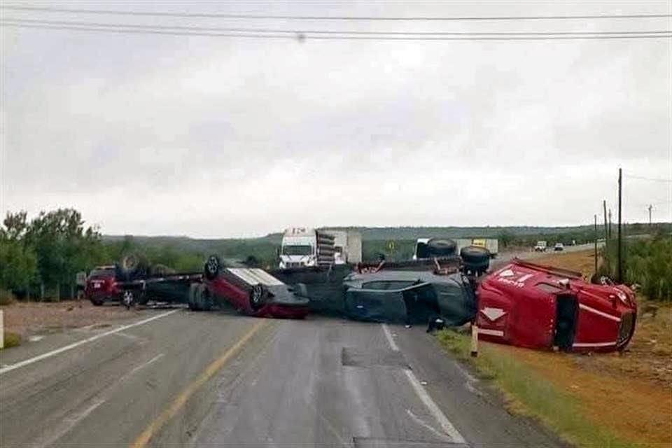 La nodriza y los vehículos que transportaba bloquearon los dos sentidos de la Carretera Libre a Laredo.
