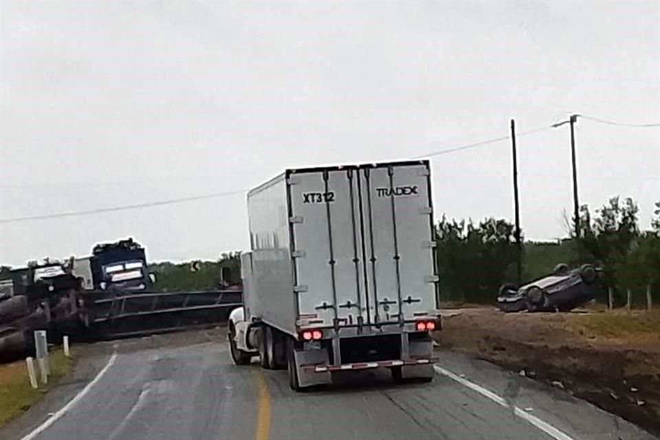 La nodriza y los vehículos que transportaba bloquearon los dos sentidos de la Carretera Libre a Laredo.