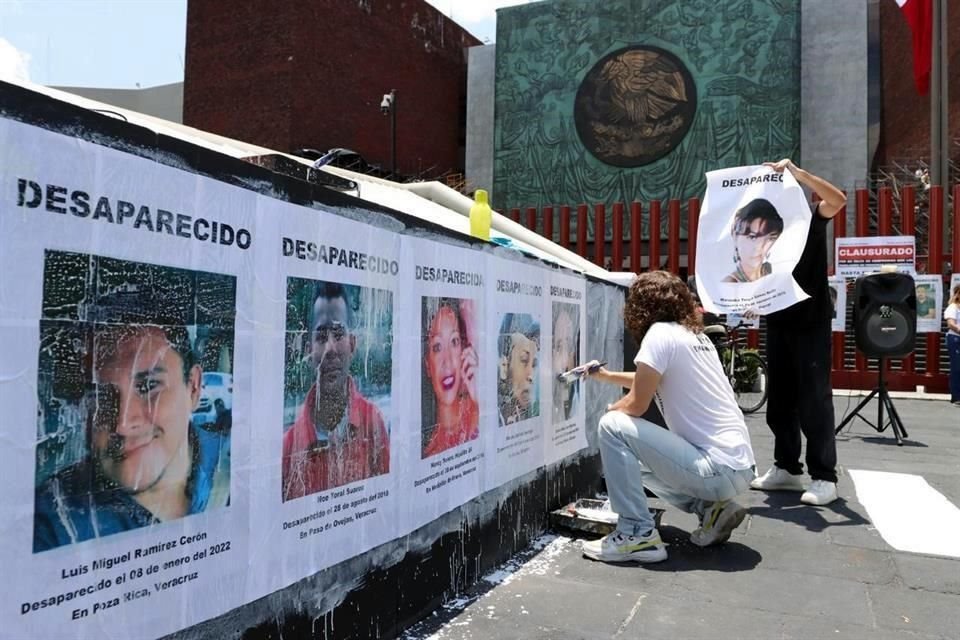 Los activistas colocaron fotos de desaparecidos en San Lázaro.
