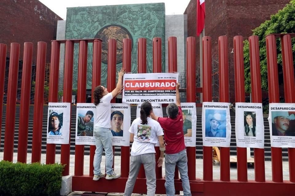 Los activistas colocaron fotos de desaparecidos en San Lázaro.