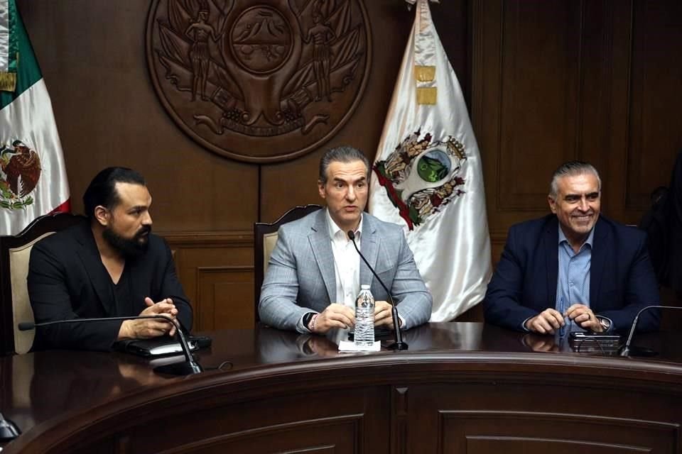 El Tesorero municipal, Antonio Martínez; el Alcalde Adrián de la Garza; y el Secretario de Ayuntamiento, César Garza, encabezaron la sesión de Cabildo.