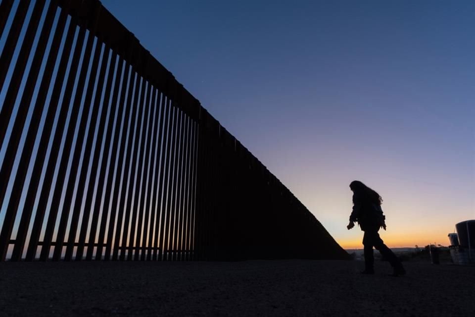 Los cruces irregulares hacia Estados Unidos desde México cayeron en junio a niveles no vistos en casi 60 años, reportaron autoridades.