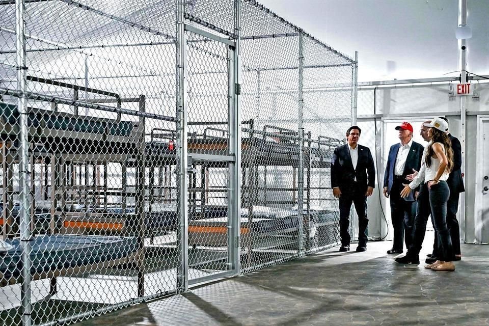 Donald Trump inspecciona junto al Gobernador de Florida, Ron DeSantis y a la Secretaria de Seguridad Nacional, Kristi Noem; unas jaulas que recién se instalaron en Ochopee, Florida.