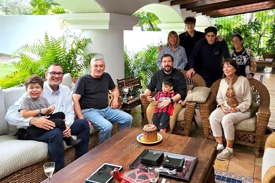 ARRIBA: Paty Roel con Patricio y César Gómez, nietos; y su nuera Andrea Millares. ABAJO: Diego Villegas, César Gómez, Esteban Villegas, Camilo con Andrés Villegas y Catalina Roel