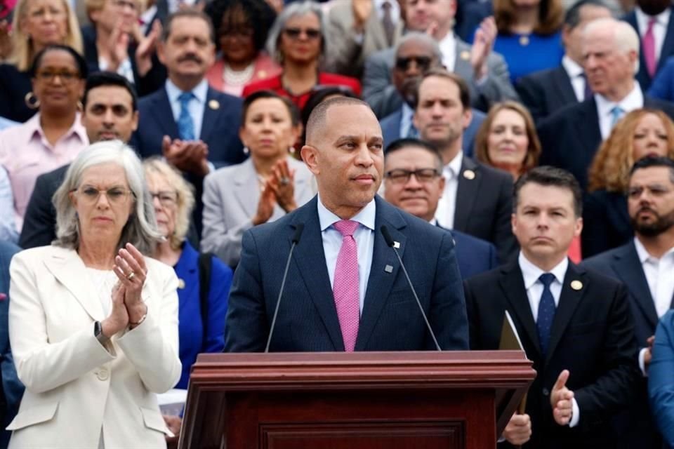 El líder de la minoría demócrata en la Cámara Baja retrasa el inminente aval al plan fiscal de Donald Trump con discurso de más de 5 horas.