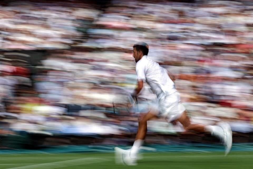 Novak Djokovic sigue adelante en Wimbledon.