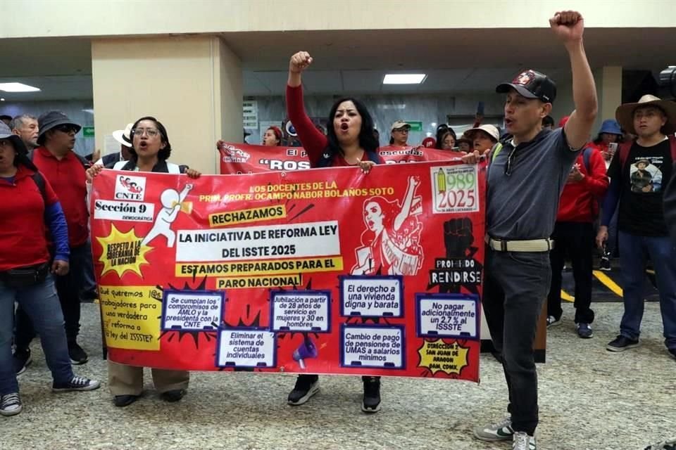 Los maestros tomaron las oficinas después de marchar  desde el Metro Chabacano, sobre Tlapan.