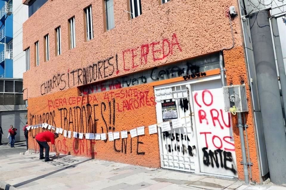 En su camino a las oficinas de la SEP, los maestros vandalizaron la sede la sección 9 del SNTE.