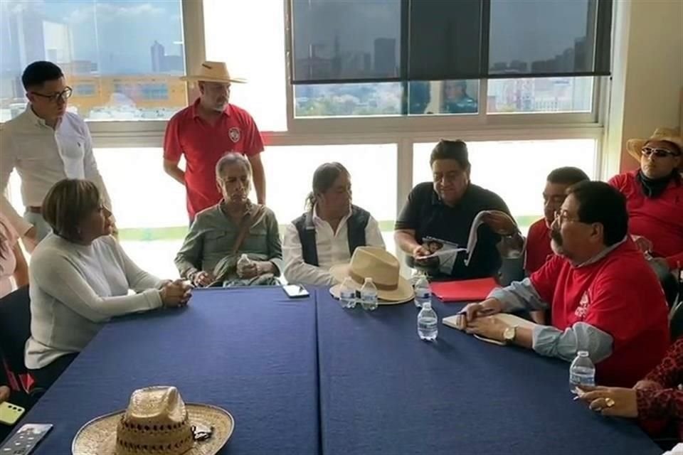 Una funcionaria de la SEP se reunió con el dirigente Pedro Hernández y otros integrantes de la CNTE para tratar, sin éxito, de destrabar la toma del edificio de la SEP.