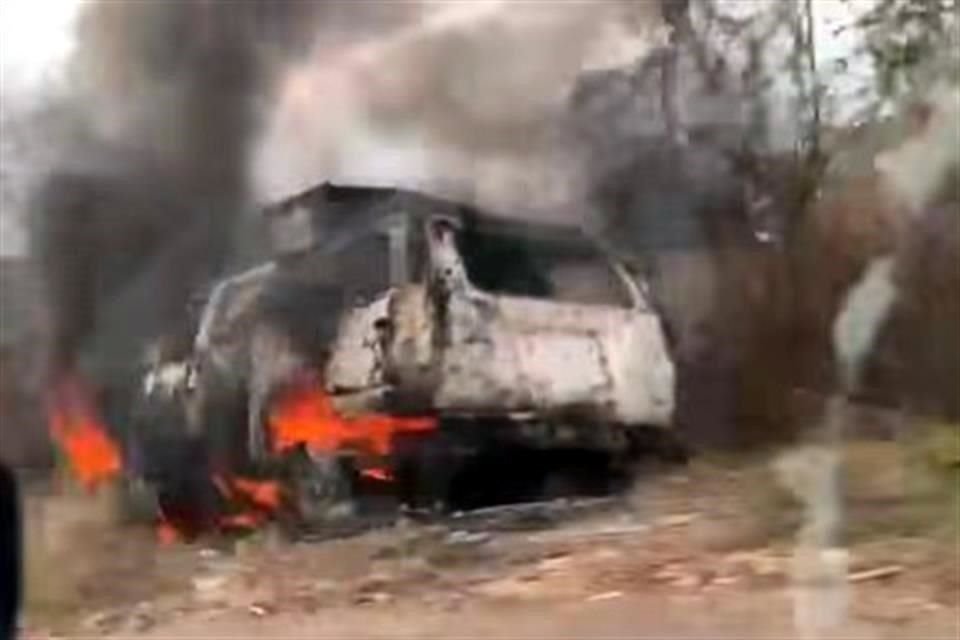 La carretera libre México 15, que conecta a los municipios de Cosalá y Elota en Sinaloa, amaneció con dos vehículos incendiados tras reportes de balaceras por parte de los vecinos.