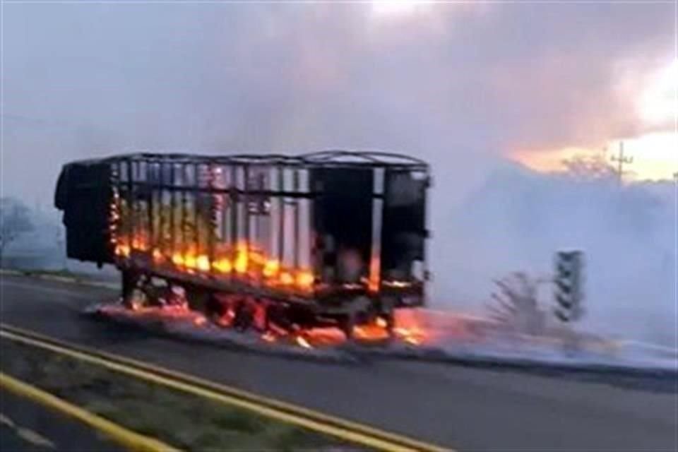 La carretera libre México 15, que conecta a los municipios de Cosalá y Elota en Sinaloa, amaneció con dos vehículos incendiados tras reportes de balaceras por parte de los vecinos.