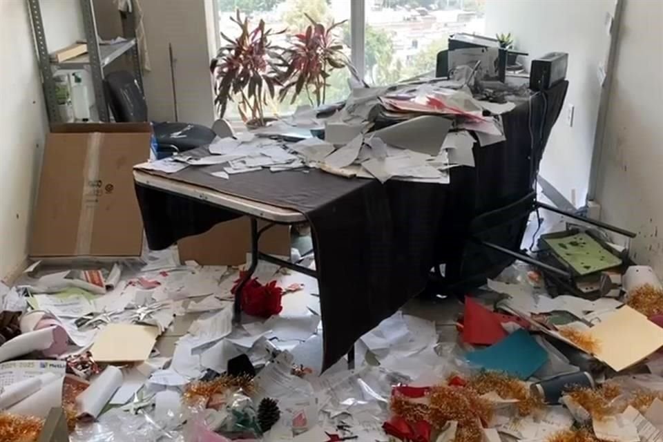 En una de las oficinas, cientos de documentos quedaron tirados.