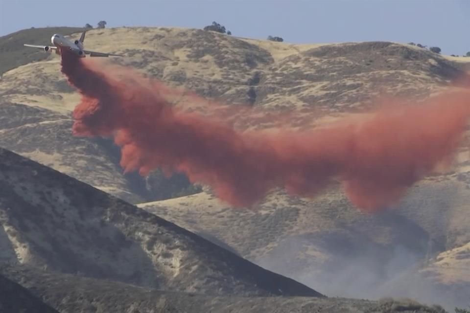 Una avioneta arrojando material retardante contra el Incendio Madre en el condado San Luis Obispo en California el 2 de julio del 2025.