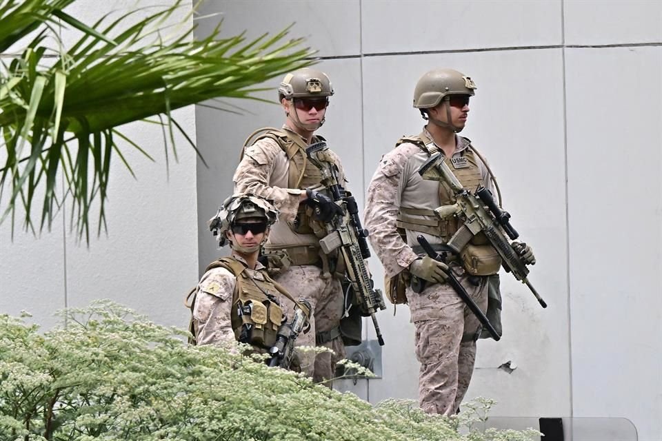Marinos patrullan un edificio en Los Ángeles, el 20 de junio del 2025.