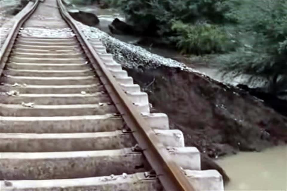 Las autoridades reportaron que la red ferroviaria estatal se encuentra interrumpida en todos sus flujos debido a daños en algunos tramos.