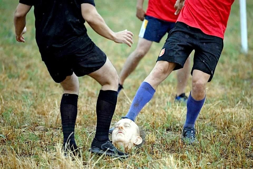 El acto artístico 'La Copa del Generalísimo' abrió el festival Ex Abrupto en la provincia de Barcelona.