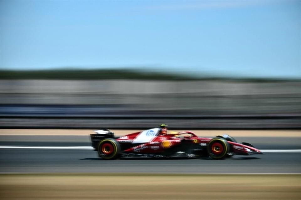 Lewis Hamilton marcó el mejor tiempo en la P1 del GP de Gran Bretaña.