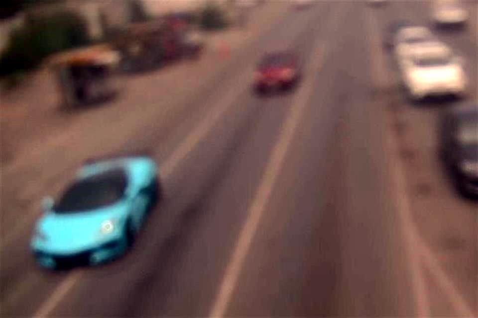 Los delincuentes huyeron con dos vehículos del lote, uno de ellos un Corvette azul.