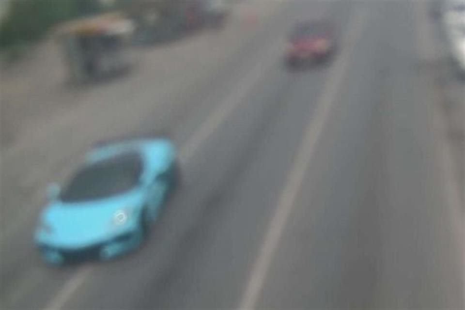 Los delincuentes huyeron con dos vehículos del lote, uno de ellos un Corvette azul.