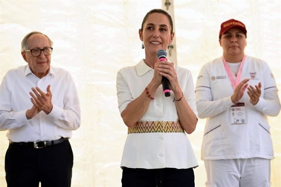 Sheinbaum reconoció a su antecesor, Andrés Manuel López Obrador, como impulsor de los programas de bienestar.