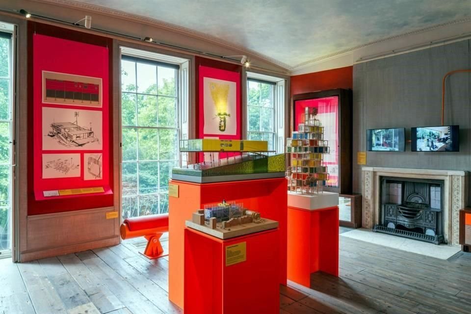 El museo expone una colección de primer nivel de pinturas, esculturas, artefactos y maquetas.