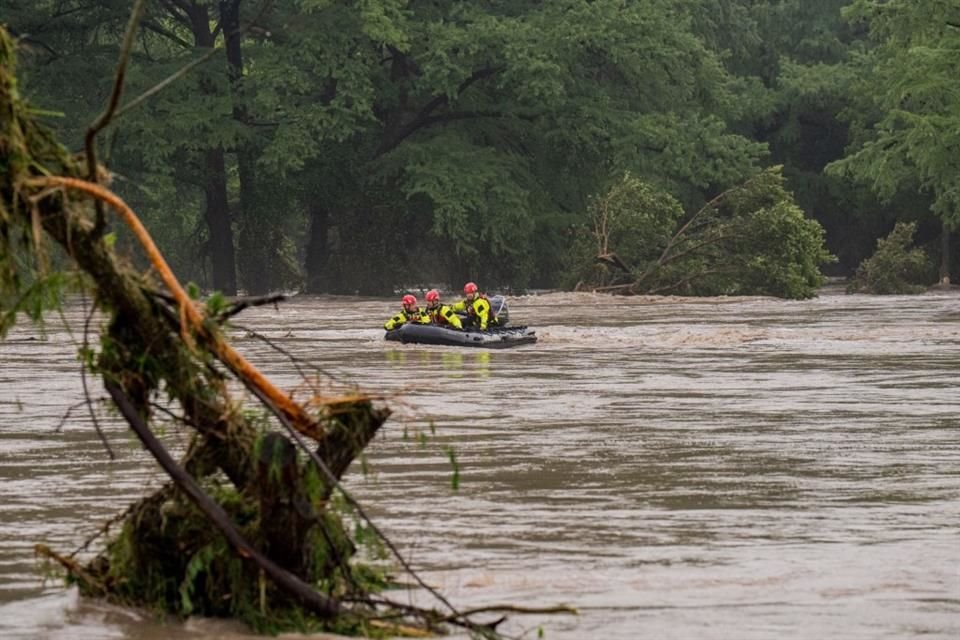 Personal de emergencia trabaja en el rescate de personas varadas.