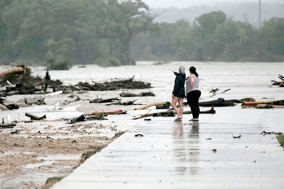 En cuestión de horas, una cantidad de lluvia equivalente a la de varios meses cayó en la región montañosa de Hill Country, en Texas, provocando una tragedia.