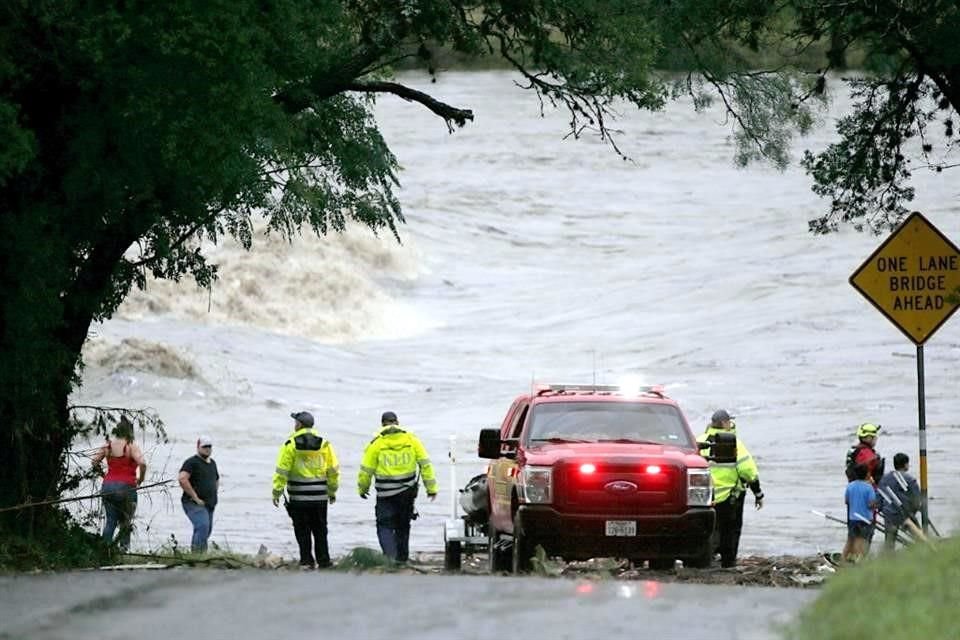Tras las inundaciones este viernes al norte de San Antonio se reportaron al menos 24 muertes, pero autoridades temían que la cifra pudiera aumentar.