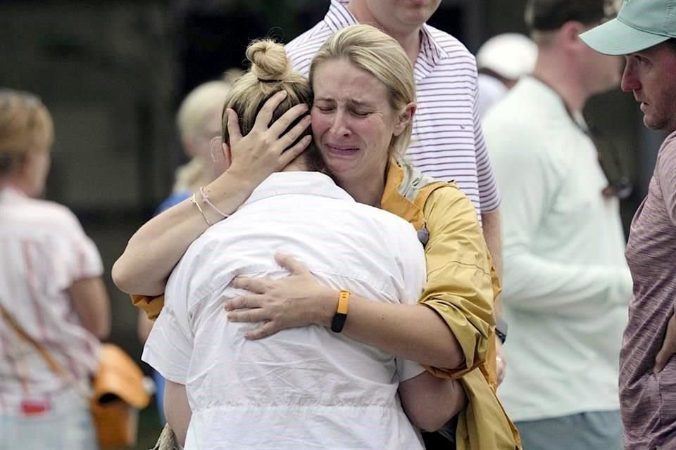 Además de los fallecidos, se reportaron decenas como desaparecidas, incluidas unas 20 niñas que asistían a un campamento de verano.