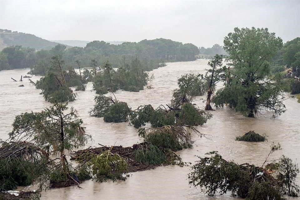 Durante la noche cayeron hasta 10 pulgadas de intensa lluvia en el centro del condado de Kerr, causando el desbordamiento del Río Guadalupe.