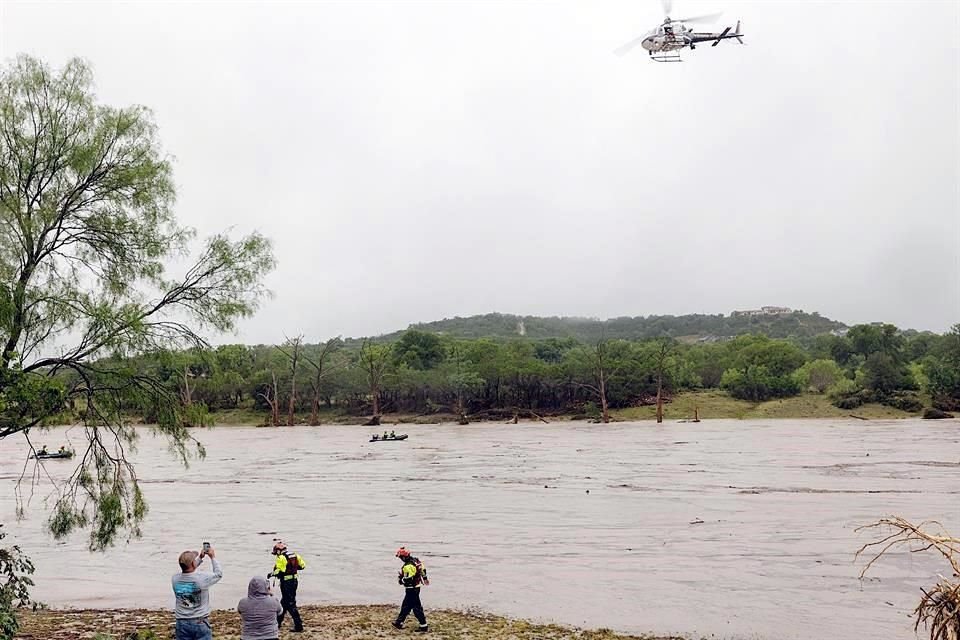 Cientos de rescatistas buscaban personas varadas utilizando 14 helicópteros, pero los equipos en tierra batallaban para navegar por los caminos inundados, informaron funcionarios.