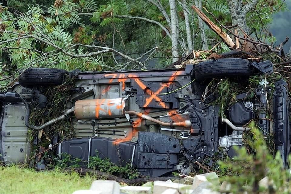 Autos quedaron varados ante la fuerza de la inundación al norte de San Antonio.
