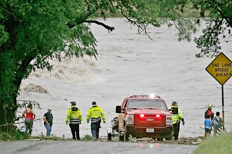 Autoridades en Texas informaron que al menos 24 personas murieron y 25 siguen desaparecidas por las inundaciones que dejó el Río Guadalupe.