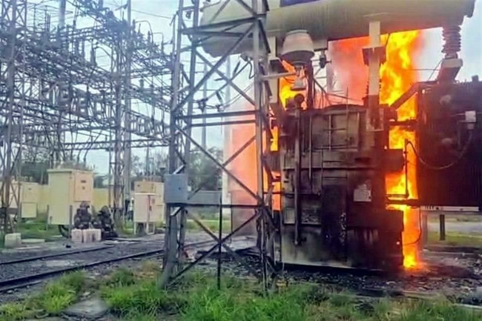 Personal de la CFE realizó maniobras para cortar el suministro eléctrico como medida preventiva y para facilitar el combate al incendio.