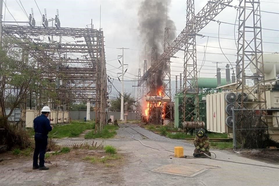 Personal de la CFE realizó maniobras para cortar el suministro eléctrico como medida preventiva y para facilitar el combate al incendio.