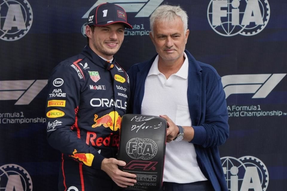 El técnico Jose Mourinho fue el encargado de premiar a Max Verstappen por conseguir el mejor tiempo en la clasificación.