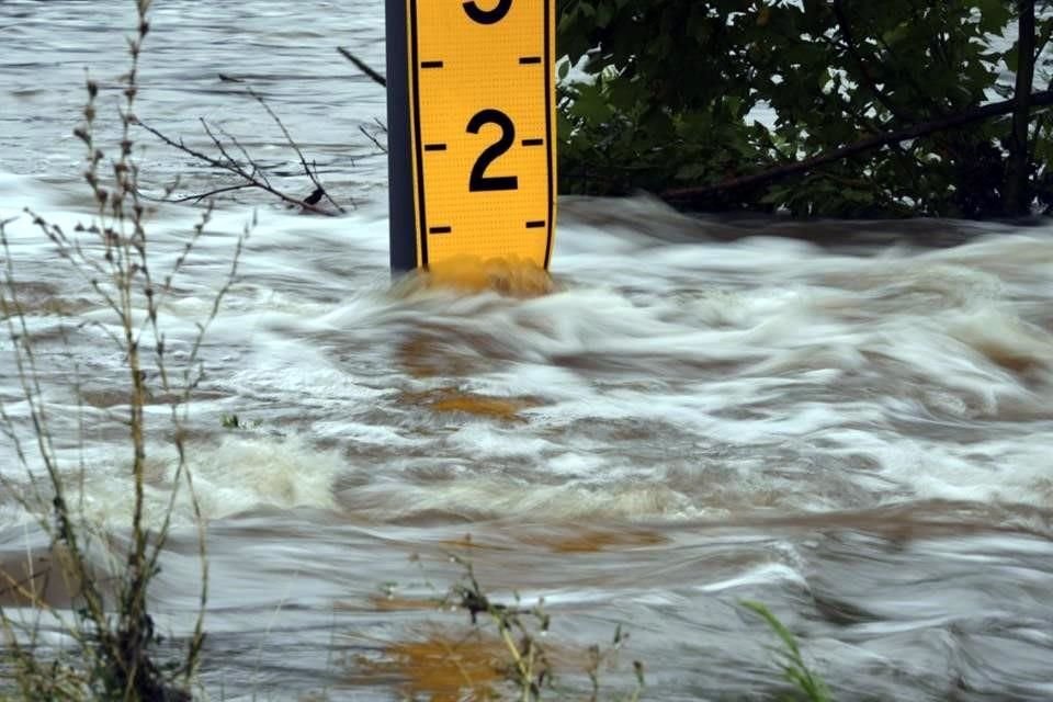Od czwartku wieczorem do piątkowego poranka w centralnej części hrabstwa Kerr spadło nawet 10 cali ulewnego deszczu.