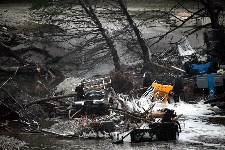 Co najmniej 32 osoby zginęły w wyniku ulewnych deszczów, które nawiedziły górzysty region na północ od San Antonio w Teksasie.