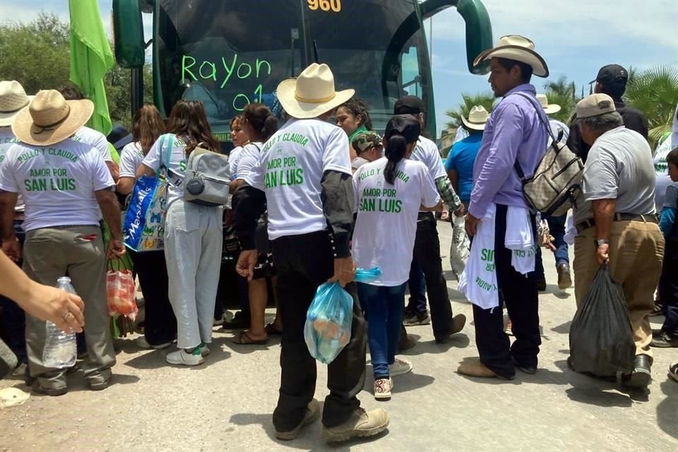 A la visita de la Presidenta asistieron cientos de personas, a quienes se les entregaron playeras blancas con letras verdes.