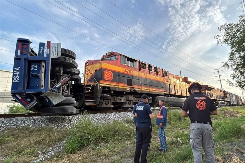 En el aparatoso accidente, donde el tráiler con plataforma terminó volcado del lado izquierdo, no se reportaron heridos.