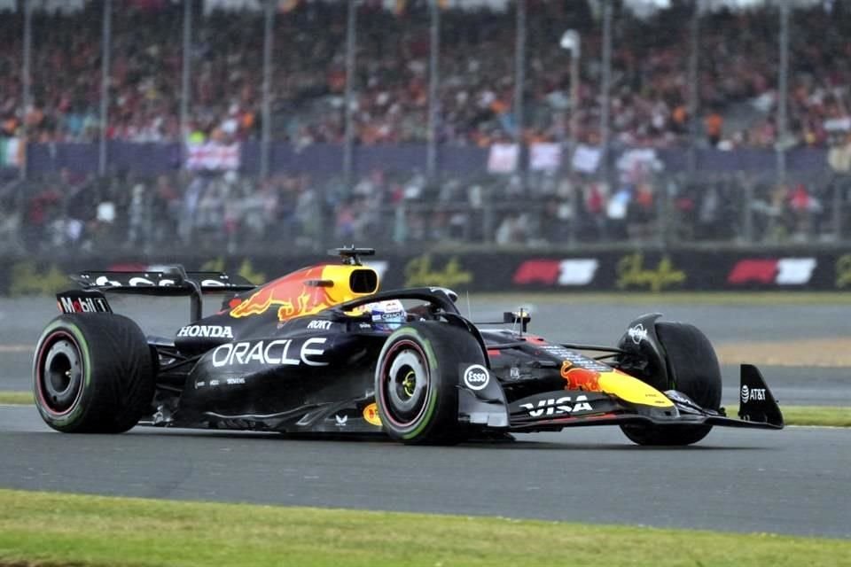 Max Verstappen fue perjudicado por la frenada de Piastri, que le costó la penalización al australiano, y perdió el segundo puesto.