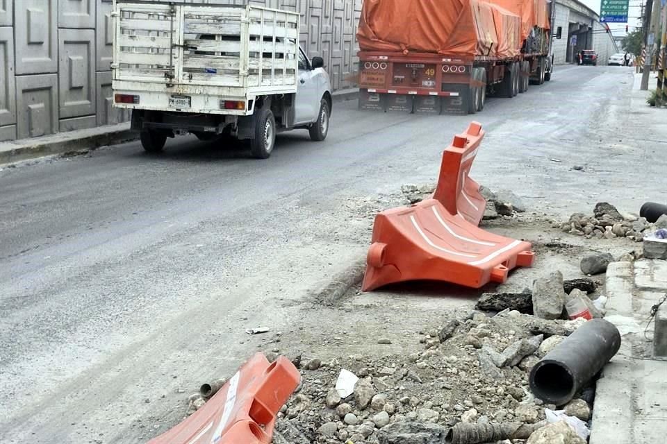 En la lateral que va rumbo a Monterrey a la altura de Bulevar Acapulco, hay una zanja que dificulta la circulación.