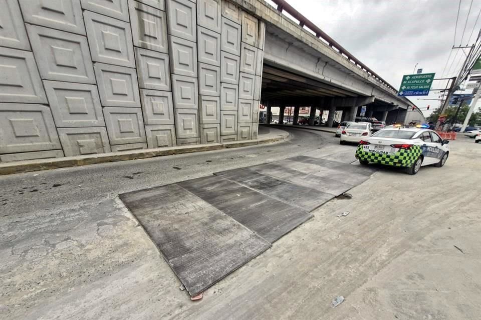 En la lateral que va rumbo a Monterrey a la altura de Bulevar Acapulco, hay una zanja que dificulta la circulación.