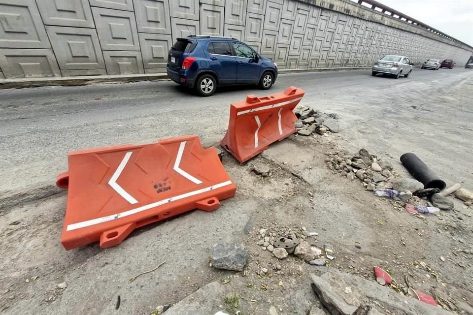 En la lateral que va rumbo a Monterrey a la altura de Bulevar Acapulco, hay una zanja que dificulta la circulación.