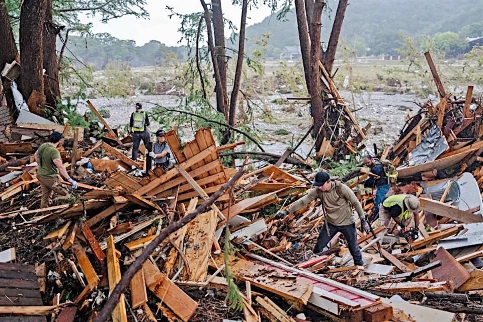 Rescatistas buscaban ayer sobrevivientes y vícitmas entre los daños que dejó el desbordamiento en Texas del Río Guadalupe, al norte de la ciudad de San Antonio.