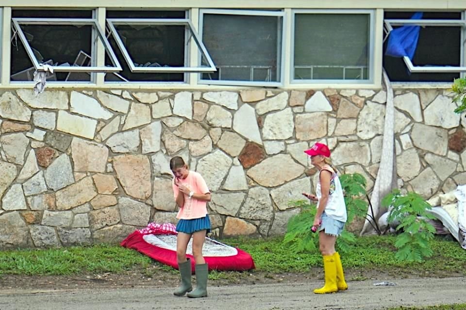 Niñas y jóvenes sobrevivientes lloraron ayer al volver a Camp Mystic.