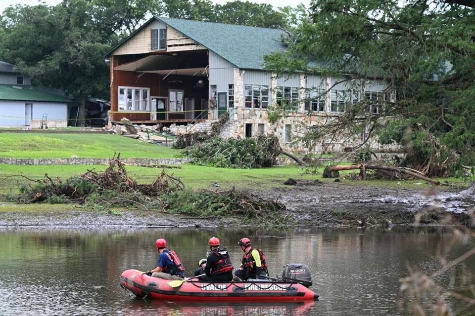 Un equipo de búsqueda y rescate buscan personas en el Río Guadalupe cerca de un edificio dañado por inundaciones, el 7 de julio del 2025.