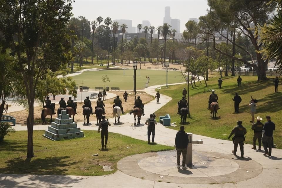Agentes en una redada en el Parque MacArthur, de Los Ángeles, el pasado 7 de julio.