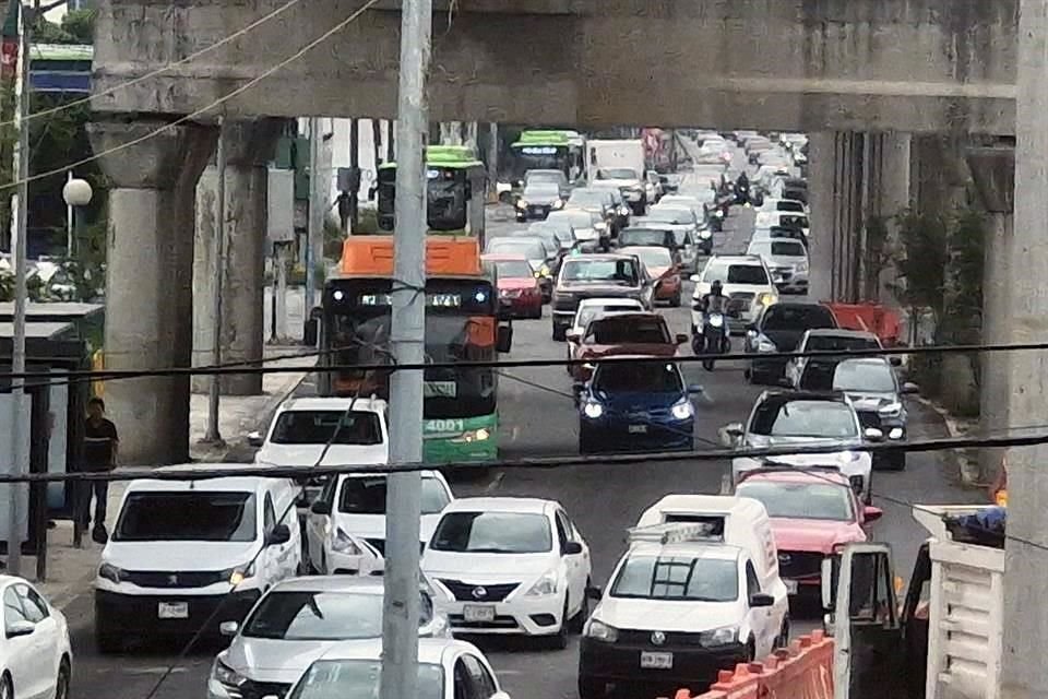 La Avenida Colón registró filas de vehículos desde el Puente Guadalupe hasta Diego de Montemayor.