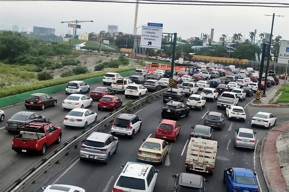 El cierre de los carriles exprés empeoró el caos que diariamente presenta la Avenida Constitución.